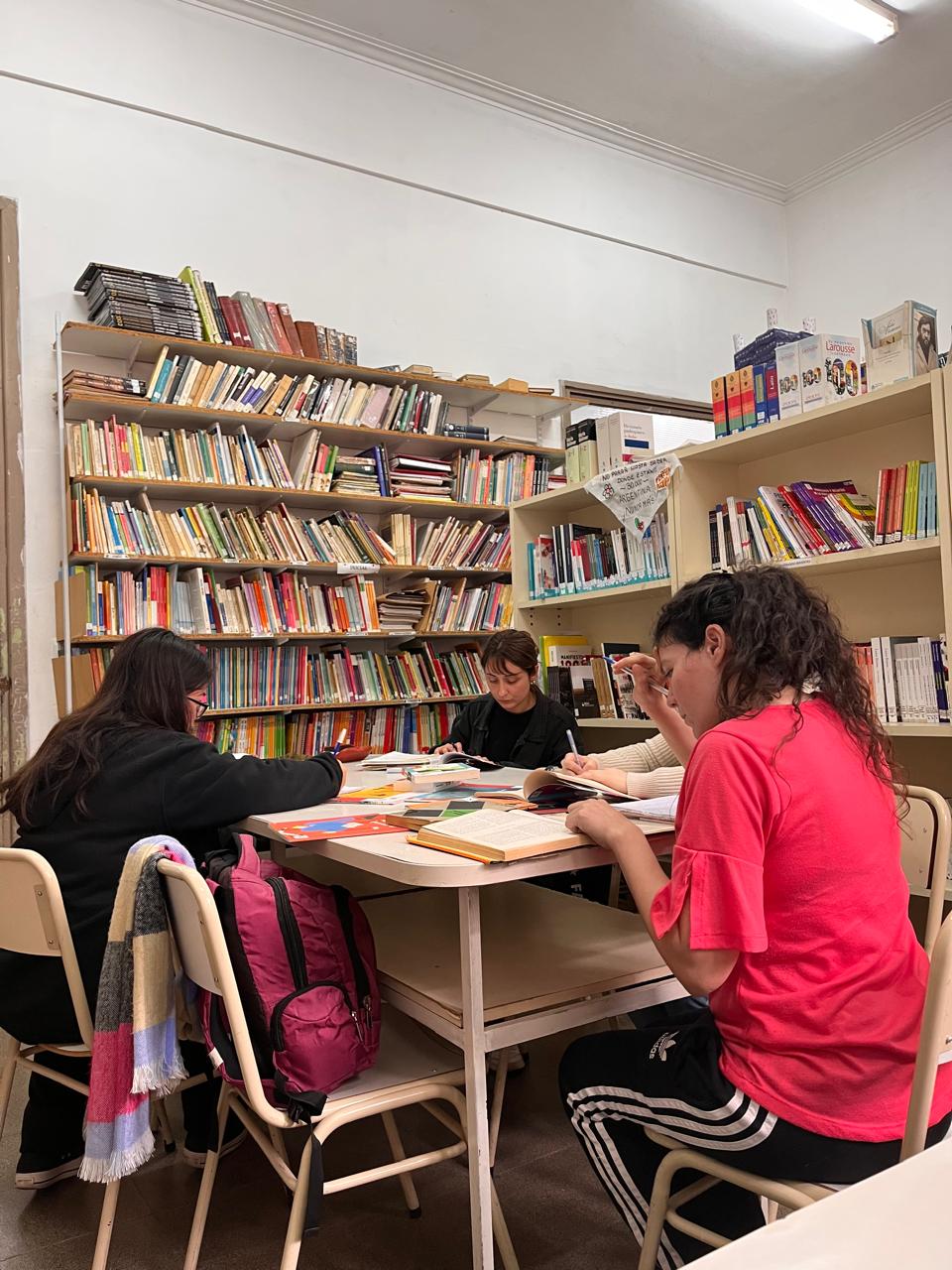 Biblioteca ISFD 39 - Imagen 6